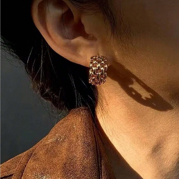 Gold Sculpted Chain Hoop Earrings - Picture 3 of 7